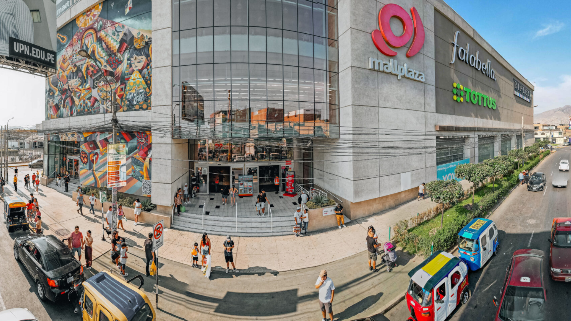 Vista exterior de Mallplaza Comas en Lima, que muestra un diseño sostenible y funcional en un entorno comercial moderno.