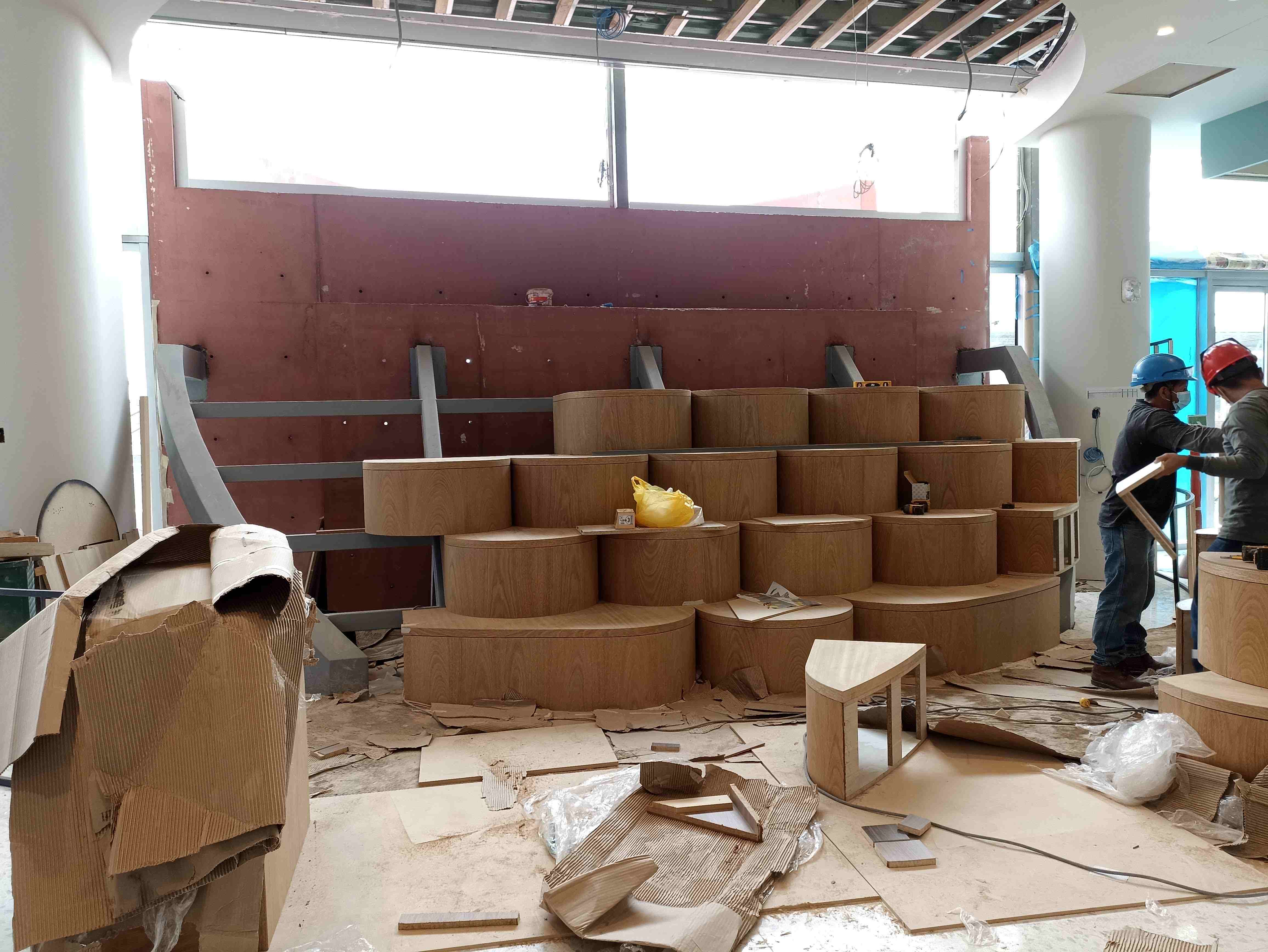 Vista del lobby en construcción en Interbank, con detalles arquitectónicos en progreso para mejorar la funcionalidad y estética del espacio.