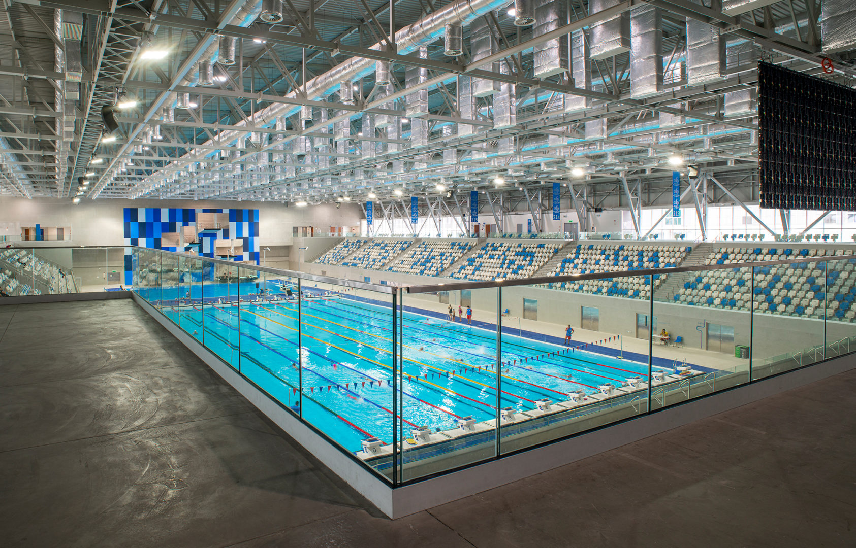 Composición de fotos de las instalaciones de La Videna en Lima, incluyendo áreas de natación, pista de atletismo y campo de entrenamiento.