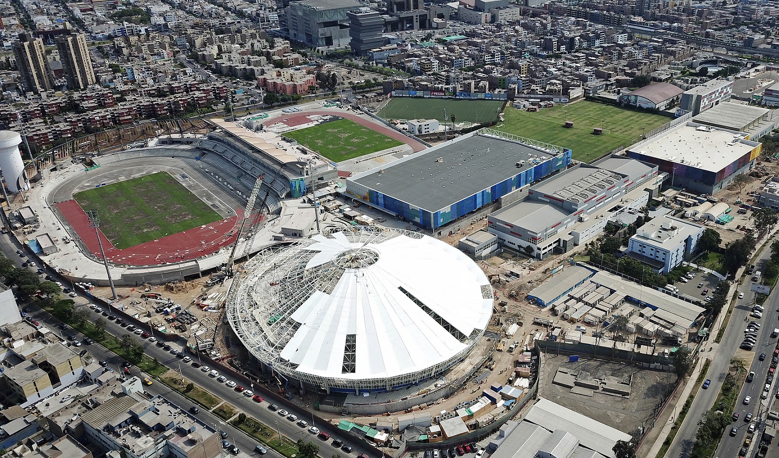 Área de construcción de la pista de atletismo en La Videna, destacando la infraestructura diseñada para el entrenamiento de alto rendimiento.